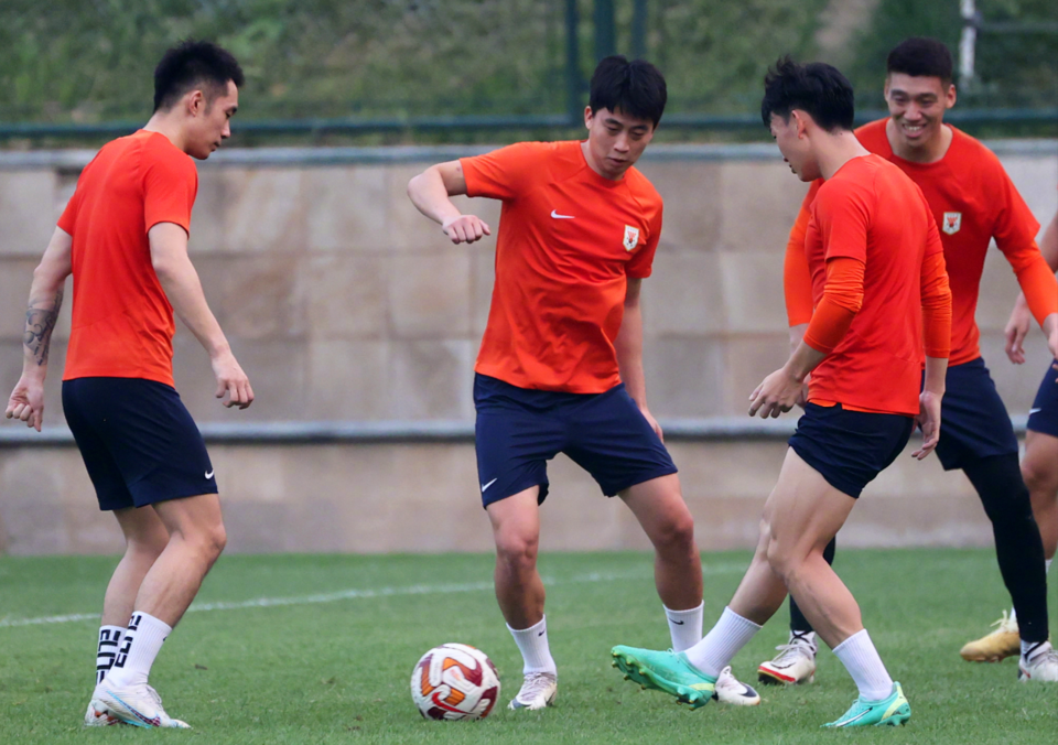 乐鱼app包含犹他爵士训练开放日，今晨远射贴柱引欢呼，CBA常规赛在即，赛程密集仍需轮换的词条