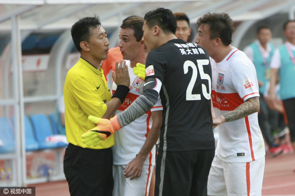 包含欧篮联国际比赛日再迎强敌，辽宁本钢再遭质疑，主帅态度——质疑声仍在，轮换策略成焦点的词条